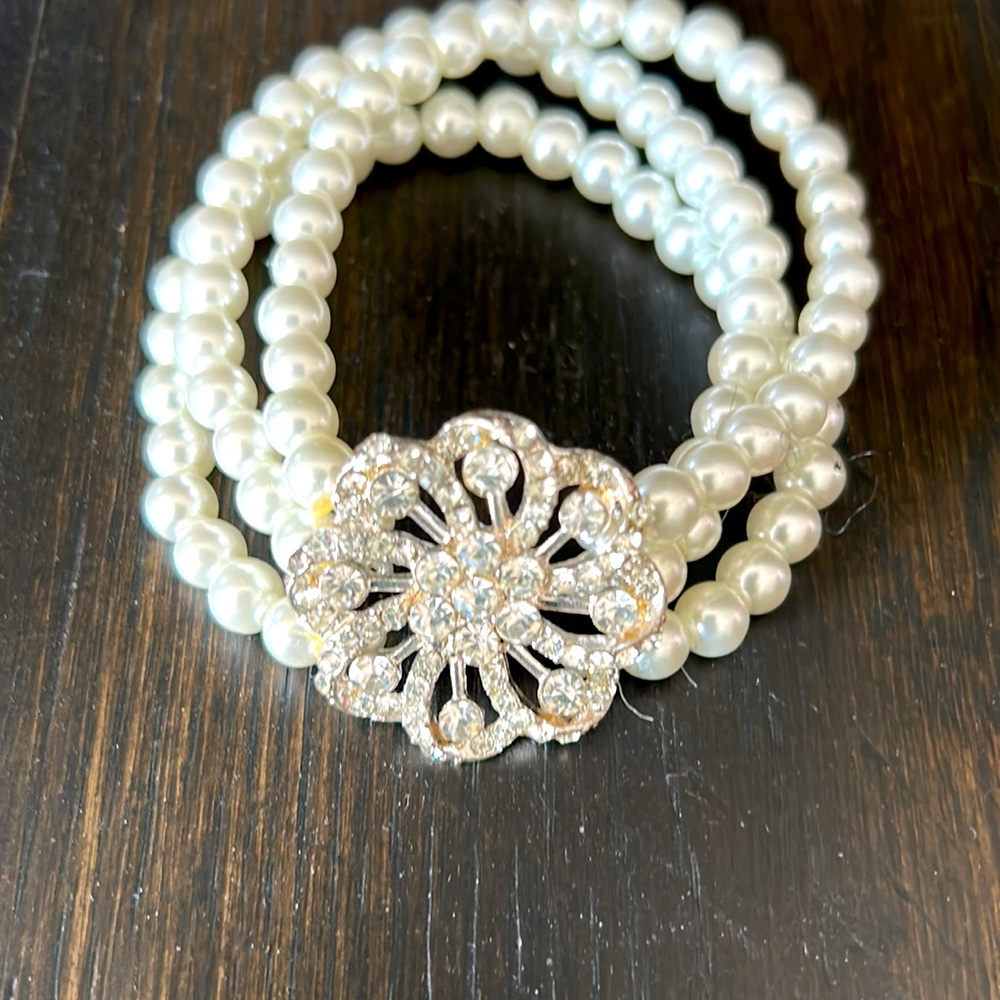 This beautiful bracelet has never been worn. It would be a great piece to buy.